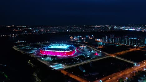 Vista-Aérea-Nocturna-De-Una-Intersección-De-La-Autopista-Y-El-Estadio-De-Fútbol-Spartak-Moscú-Otkritie-Arena