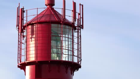 Der-Leuchtturm-Lindesnes-Ist-Ein-Küstenleuchtturm-An-Der-Südlichsten-Spitze-Norwegens.-Das-Licht-Kommt-Von-Einer-Fresnellinse-Erster-Ordnung,-Die-Bis-Zu-17-Seemeilen-Weit-Sichtbar-Ist