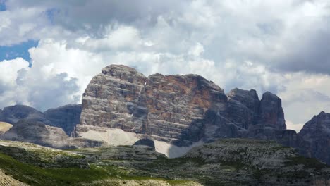 Timelapse-Parque-Natural-Nacional-Tre-Cime-En-Los-Alpes-Dolomitas.-Hermosa-Naturaleza-De-Italia.
