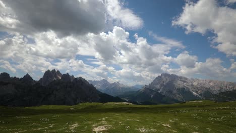 Timelapse-Parque-Natural-Nacional-Tre-Cime-En-Los-Alpes-Dolomitas.-Hermosa-Naturaleza-De-Italia.