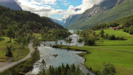 Hermosa-Naturaleza-Paisaje-Natural-De-Noruega.-Imágenes-Aéreas-Del-Lago-Lovatnet-Valle-De-Lodal.