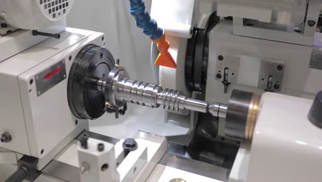 Metallbearbeitung-CNC-Drehmaschine-Fräsmaschine.-Schneiden-Von-Metall-Moderne-Verarbeitungstechnologie.
