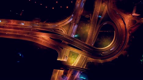 Nachtluftaufnahme-Einer-Autobahnkreuzung,-Verkehrswege-Im-Nächtlichen-Moskau