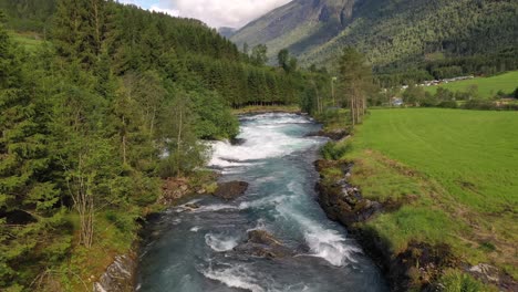 Gebirgsfluss-Schöne-Natur-Norwegen-Natürliche-Landschaft.-Luftaufnahmen-Lovatnet-See-Lodal-Valley.