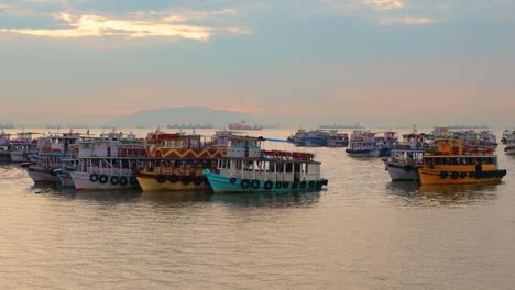 Barcos-En-El-Agua-De-Mumbai-Al-Amanecer.-Región-De-Colaba-De-Mumbai,-Maharashtra,-India.