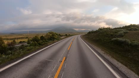 Conduciendo-Un-Coche-Por-Una-Carretera-De-Noruega-Al-Amanecer.