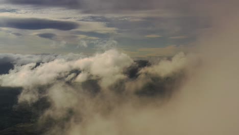 Luftaufnahmen-Schöne-Natur-Norwegen-über-Den-Wolken.
