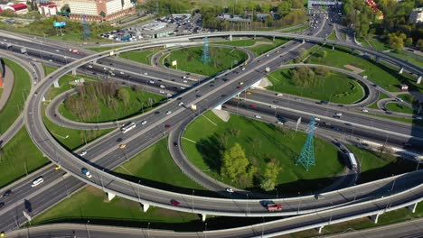 Luftaufnahme-Eines-Autobahnkreuzes-Mit-Verkehrswegen-In-Moskau.
