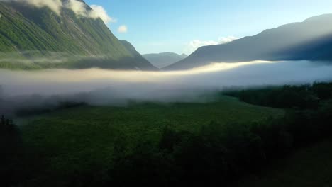Niebla-Matutina-Sobre-El-Valle-Entre-Las-Montañas-A-La-Luz-Del-Sol.-Niebla-Y-Hermosa-Naturaleza-De-Imágenes-Aéreas-De-Noruega.