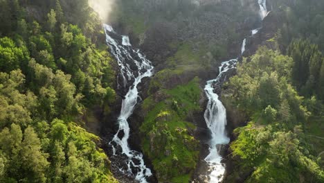 Latefossen-Ist-Einer-Der-Meistbesuchten-Wasserfälle-Norwegens-Und-Liegt-In-Der-Nähe-Von-Skare-Und-Odda-In-Der-Region-Hordaland,-Norwegen.-Besteht-Aus-Zwei-Getrennten-Bächen,-Die-Vom-See-Lotevatnet-Herabfließen.