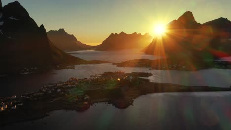 Puesta-De-Sol-Por-La-Tarde-Islas-Lofoten-Noruega.-Reine-Lofoten-Es-Un-Archipiélago-En-El-Condado-De-Nordland,-Noruega.