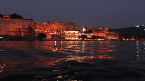 Nacht-Udaipur,-Auch-Bekannt-Als-Die-Stadt-Der-Seen,-Ist-Eine-Stadt-Im-Bundesstaat-Rajasthan-In-Indien.-Es-Ist-Die-Historische-Hauptstadt-Des-Königreichs-Mewar-Im-Ehemaligen-Rajputana-Gebiet.