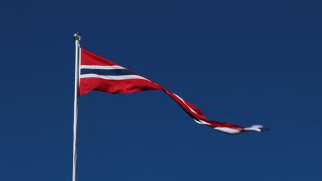 Bandera-Del-Banderín-De-Noruega-Ondeando-En-El-Viento-Contra-El-Cielo-Azul-Profundo.