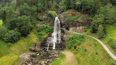 Steinsdalsfossen-Es-Una-Cascada-En-El-Pueblo-De-Steine-En-El-Municipio-De-Kvam-En-El-Condado-De-Hordaland,-Noruega.-La-Cascada-Es-Uno-De-Los-Sitios-Turísticos-Más-Visitados-De-Noruega.