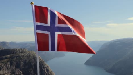 Norwegen-Flagge.-Schöne-Natur-Norwegen-Naturlandschaft.