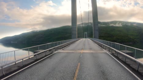 Conduciendo-Un-Coche-Por-Una-Carretera-De-Noruega.-Punto-De-Vista-Del-Vehículo-Que-Pasa-Por-El-Puente.