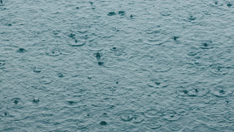 Abstrakter-Hintergrund,-Regentropfen-Auf-Dem-Wasser