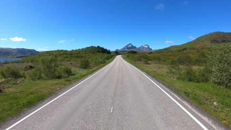 Punto-De-Vista-Del-Vehículo-Conduciendo-Un-Coche-En-Una-Carretera-En-Noruega