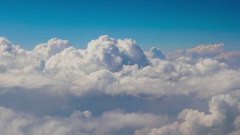 Blauer-Himmel-Mit-Wolken-Aus-Der-Vogelperspektive