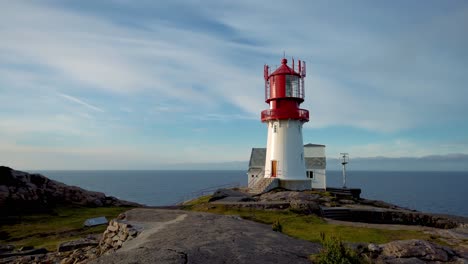 Der-Leuchtturm-Lindesnes-Ist-Ein-Küstenleuchtturm-An-Der-Südlichsten-Spitze-Norwegens.-Das-Licht-Kommt-Von-Einer-Fresnellinse-Erster-Ordnung,-Die-Bis-Zu-17-Seemeilen-Weit-Sichtbar-Ist