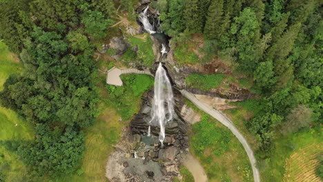 Steinsdalsfossen-Ist-Ein-Wasserfall-Im-Dorf-Stein-In-Der-Gemeinde-Kvam-Im-Kreis-Hordaland,-Norwegen.-Der-Wasserfall-Ist-Eine-Der-Meistbesuchten-Touristenattraktionen-Norwegens.