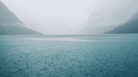 Fondo-Abstracto,-Gotas-De-Lluvia-Sobre-El-Agua.-Hermosa-Naturaleza-Paisaje-Natural-De-Noruega.-Lago-Lovatnet-Valle-Lodal.