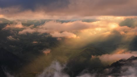 Niedrige-Wolken-über-Einem-Hochlandplateau-In-Den-Strahlen-Des-Sonnenuntergangs.-Sonnenuntergang-Auf-Dem-Bermamyt-Plateau-Im-Nordkaukasus,-Karatschai-Tscherkessien,-Russland.