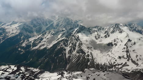 Flug-Durch-Bergwolken-über-Wunderschöne-Schneebedeckte-Gipfel-Von-Bergen-Und-Gletschern.