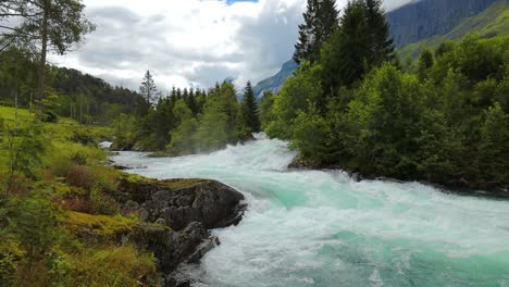 Agua-Glacial-Azul-Lechosa-Del-Glaciar-Kjenndalsbreen.-Hermosa-Naturaleza-Paisaje-Natural-De-Noruega.-Lago-Lovatnet-Valle-Lodal.