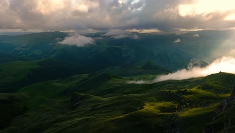 Nubes-Bajas-Sobre-Una-Meseta-Montañosa-En-Los-Rayos-Del-Atardecer.-Puesta-De-Sol-En-La-Meseta-De-Bermamyt,-Cáucaso-Norte,-Karachay-cherkessia,-Rusia.