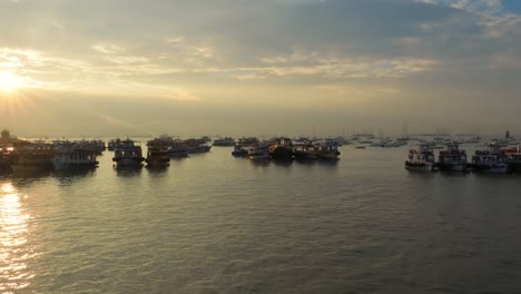 Barcos-En-El-Agua-De-Mumbai-Al-Amanecer.-Región-De-Colaba-De-Mumbai,-Maharashtra,-India.