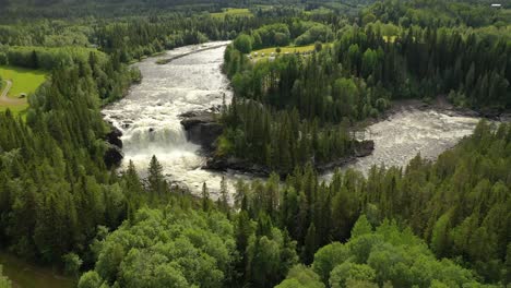 La-Cascada-Ristafallet-En-La-Parte-Occidental-De-Jamtland-Está-Catalogada-Como-Una-De-Las-Cascadas-Más-Hermosas-De-Suecia.