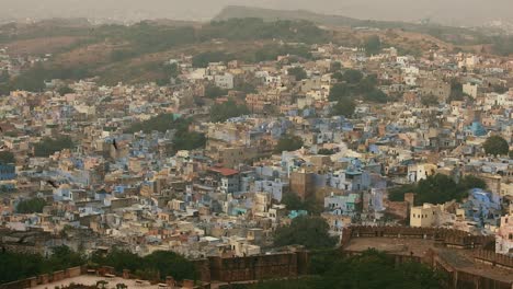 Jodhpur-(auch-Blaue-Stadt)-Ist-Die-Zweitgrößte-Stadt-Im-Indischen-Bundesstaat-Rajasthan-Und-Offiziell-Die-Zweitgrößte-Metropole-Des-Bundesstaates.