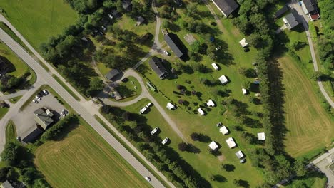 Schöne-Natur-Norwegen-Luftaufnahme-Des-Campingplatzes-Zum-Entspannen.
