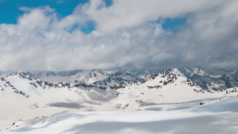 Zeitraffer-Bergwolken-über-Wunderschönen-Schneebedeckten-Gipfeln-Von-Bergen-Und-Gletschern.