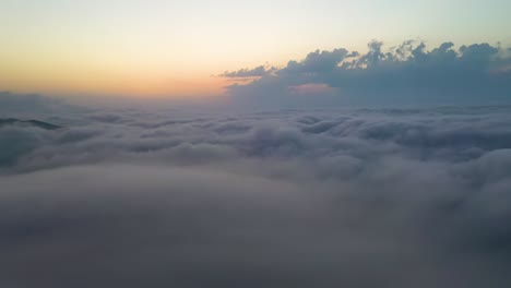 Volando-Sobre-Las-Nubes-Con-El-Sol-Tardío.-Fondo-De-Cielo-Colorido-Amanecer-O-Atardecer.