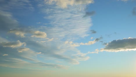 Zeitraffer-Des-Blauen-Himmels-Mit-Bewegten-Wolken-Im-Hintergrund.