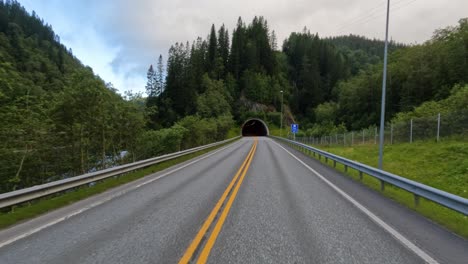 Autofahrten-Durch-Den-Tunnel-Aus-Sicht-Des-Fahrens-In-Norwegen.