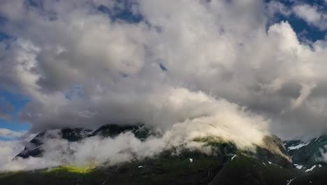 Gebirgswolken-Draufsichtlandschaft.-Schöne-Natur-Norwegen-Naturlandschaft