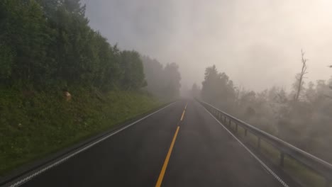 Niebla-En-Una-Carretera-De-Noruega.-Viaje-En-Coche-Pov.-Punto-De-Vista-Del-Vehículo-Conduciendo-Un-Coche-En-Una-Carretera-De-Noruega.