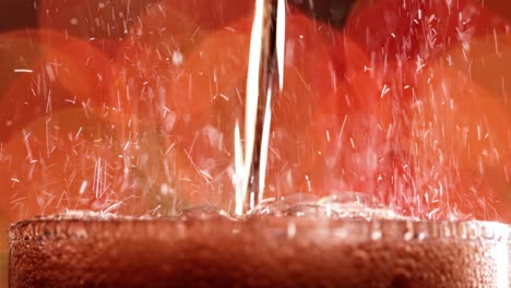 Glas-Cola.-Eiscola-Mit-Spritzblasen-In-Zeitlupe-Auf-Verschwommenem-Licht,-Verschwommenem-Hintergrund.