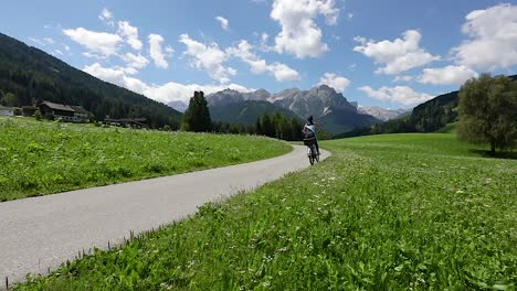 Frau-Auf-Elektrischem-Öko-Fahrrad,-Radfahren-In-Den-Dolomiten-In-Italien