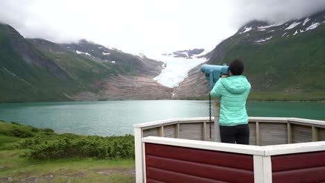 Svartisen-Gletscher-In-Norwegen.-Touristenmädchen-Sucht-Gletscher.