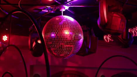 Party-Disco-Kugel-Lichtreflexionshintergrund-In-Einem-Nachtclub.