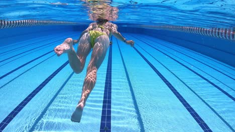 Frau-Schwimmt-Im-Pool-Im-Olympischen-Schwimmbad,-Blick-Unter-Wasser
