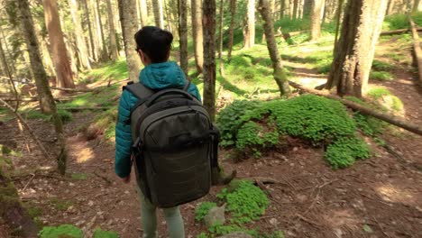 Una-Mujer-Excursionista-Camina-Con-Una-Mochila-De-Senderismo-En-Un-Bosque-Verde-Primaveral