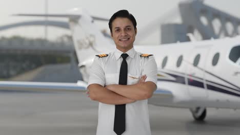 Porträt-Eines-Glücklichen-Indischen-Piloten