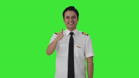 Glücklicher-Indischer-Pilot,-Der-Daumen-Nach-Oben-Auf-Dem-Grünen-Bildschirm-Macht