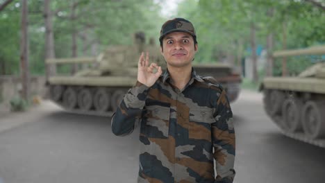 Feliz-Hombre-Del-Ejército-Indio-Mostrando-Signo-Bien