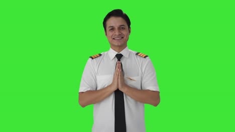 Glücklicher-Indischer-Pilot,-Der-Namaste-Green-Screen-Macht